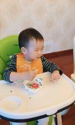 网红小孩吃饭的视频,网红小孩的餐桌盛宴